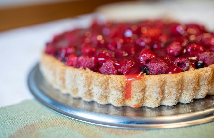 Smaki Mazowsza. Wegańska tarta pistacjowa z malinami